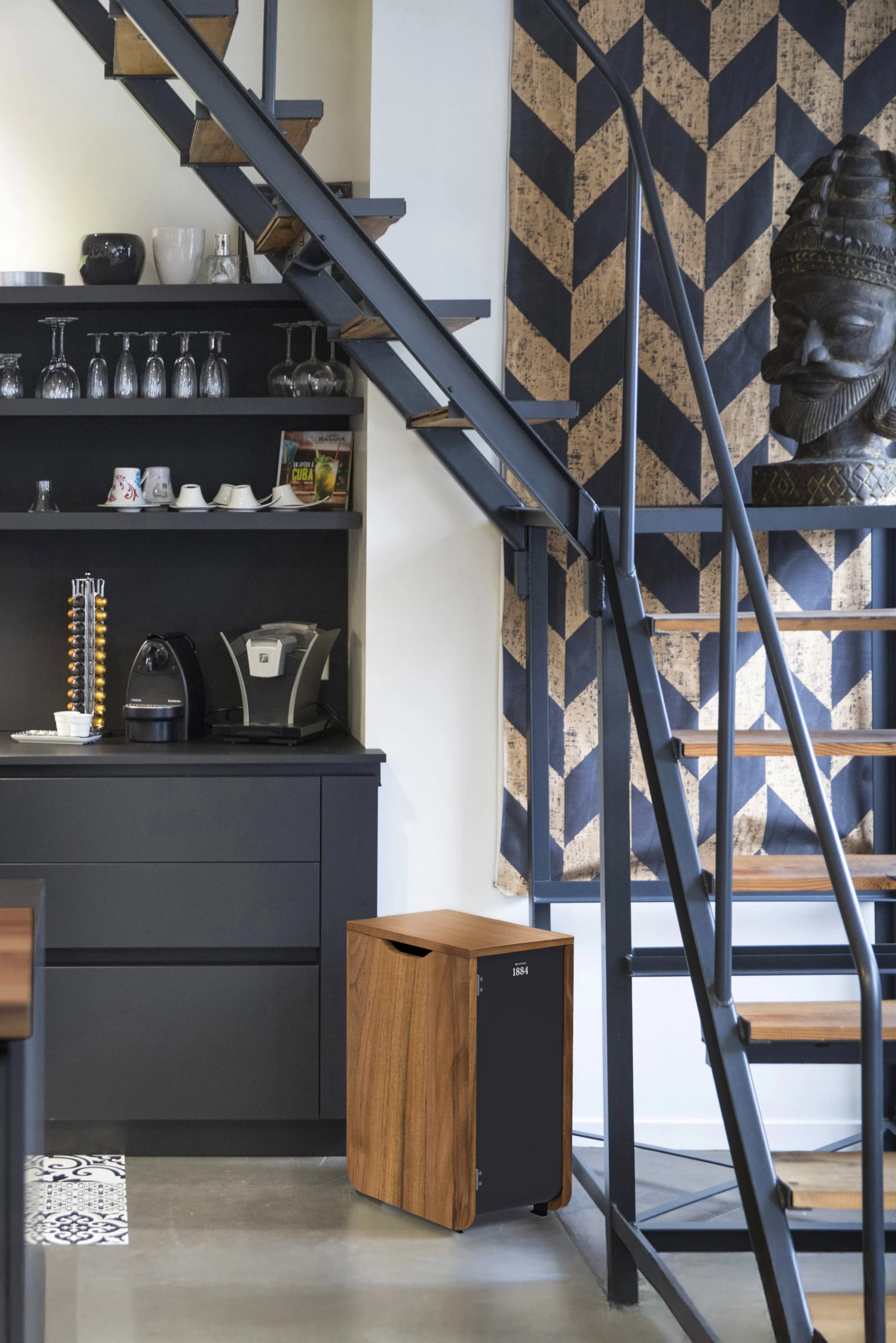 Poubelle design intérieur bois et noir